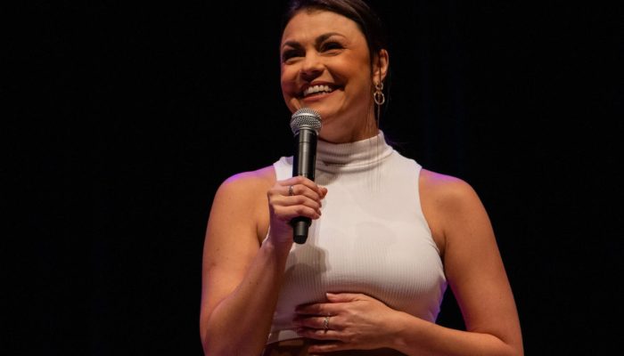 1) Bruna Louise apresenta o espetáculo “Uma Deusa, uma Loba, uma Feiticeira, Ela é Demais” no Teatro Univates em 28 de agosto. - Crédito Divulgação Univates Luiz Henrique Pedroso Picoli.jpg